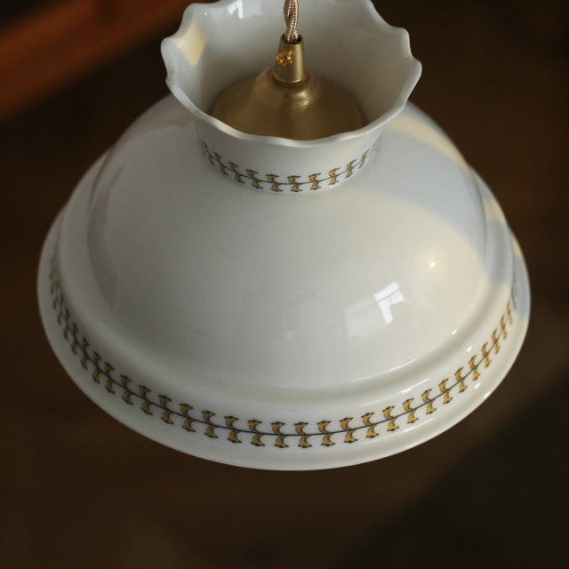 Suspension en céramique blanche AZURA d'inspiration japonaise, vue en situation, lumière allumée – Ambiance Éclat