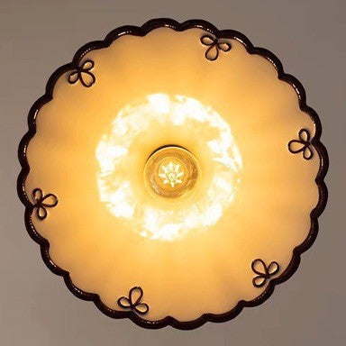 Détail de la suspension en céramique blanche ÉLINA festonnée – Ambiance Éclat