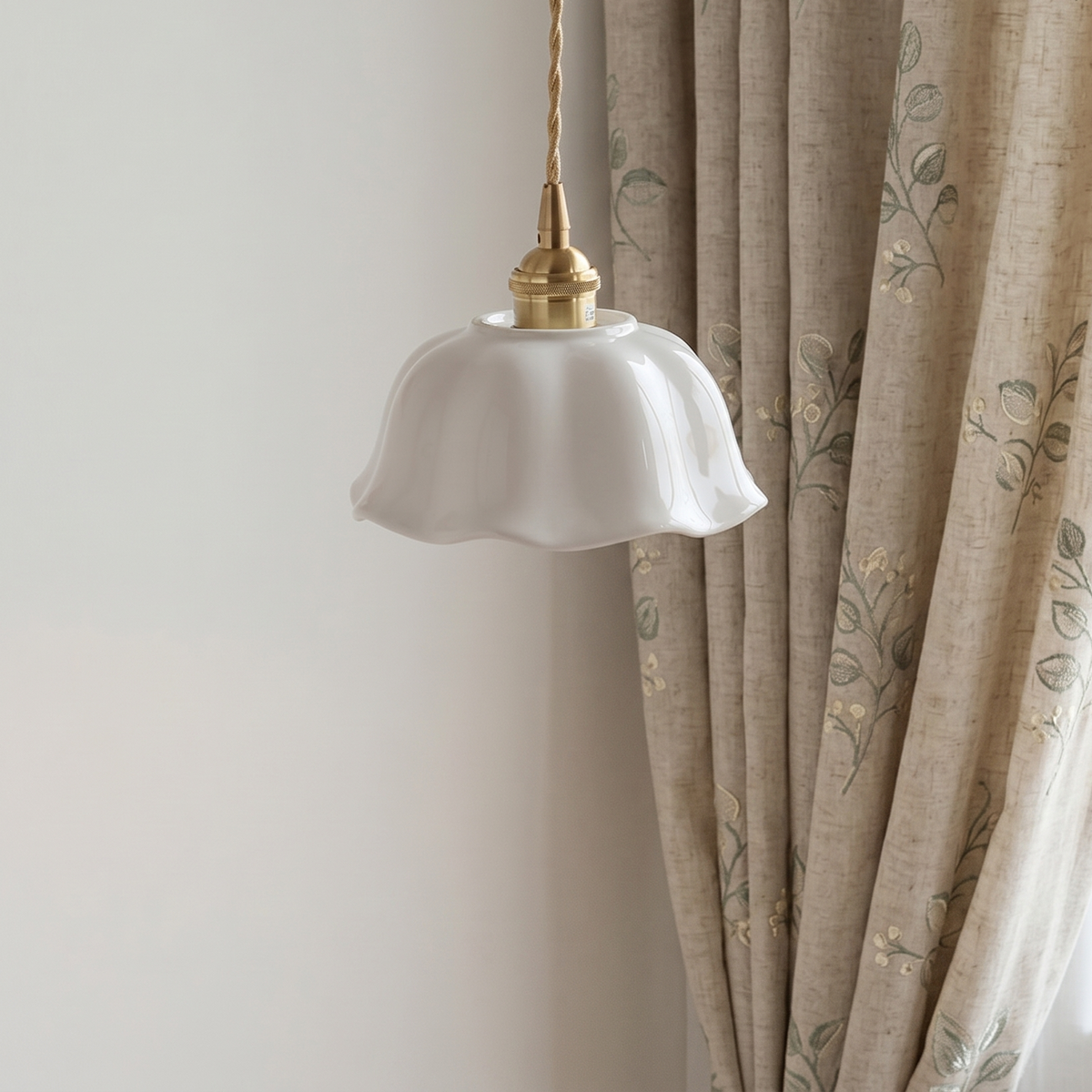 Suspension en céramique blanche LÉORA en corolle, allumée dans un intérieur contemporain – Ambiance Éclat