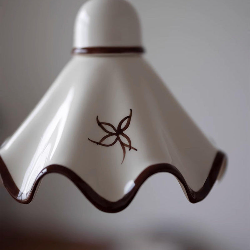 Suspension en céramique blanche ORÉA plissée, vue d'ambiance dans un intérieur clair – Ambiance Éclat