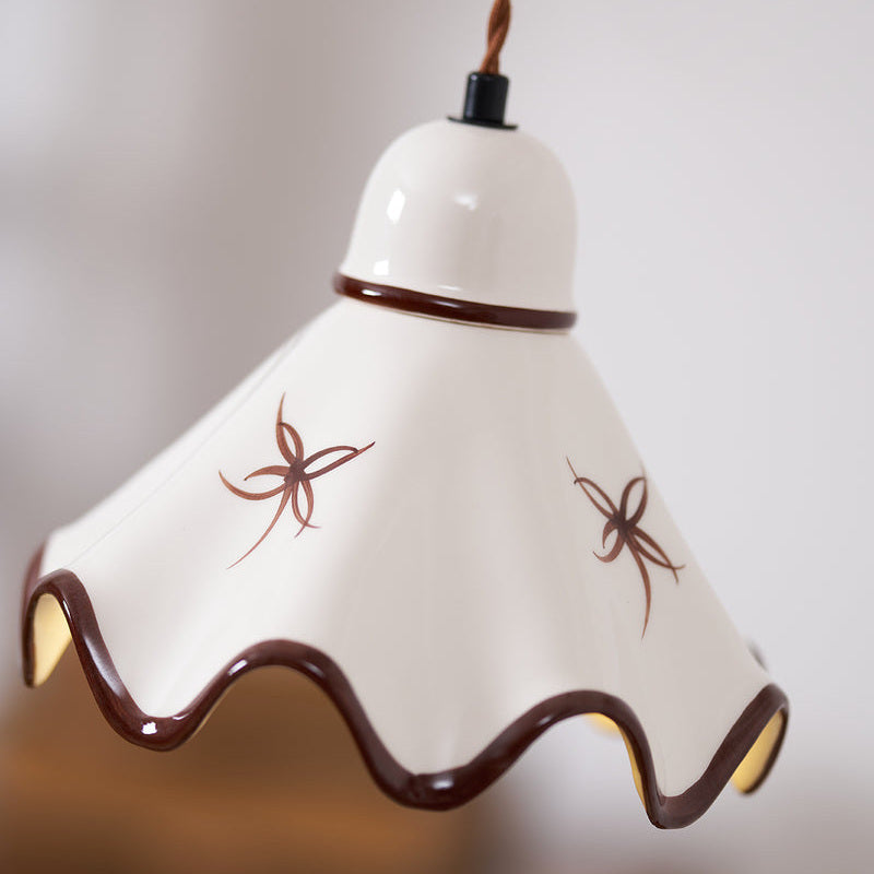 Suspension en céramique blanche ORÉA plissée, vue en situation, éclairage d'ambiance – Ambiance Éclat